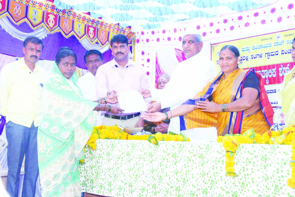 ಸಂತ್ರಸ್ತರಿಗೆ ತಾತ್ಕಾಲಿಕ ಶೆಡಗಳ ಹಕ್ಕು ಪತ್ರ ವಿತರಣೆ